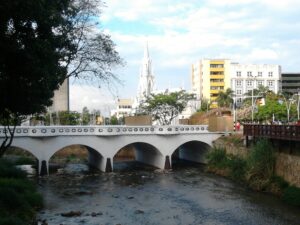 Puente_Ortiz_y_el_rio_Cali